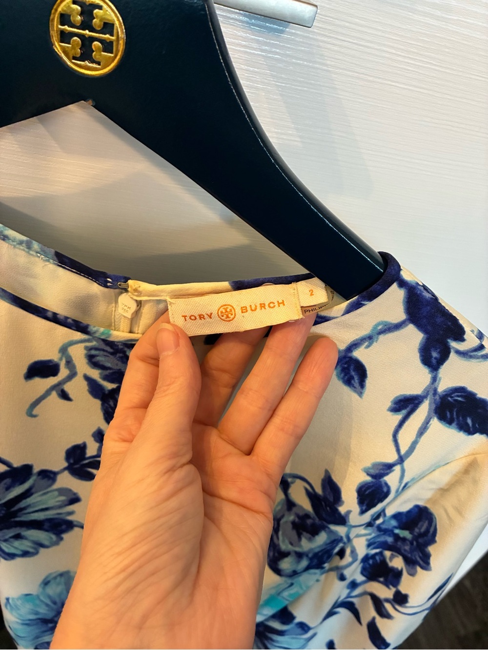Tory Burch 💯 Silk White Dress with Blue Floral Print and Belt - Picture 5 of 6